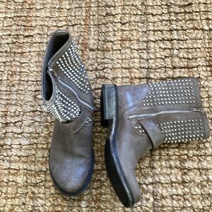 Steve Madden Womens Monicaa Leather Studded Biker Boots Size 9.5 Brown/Grey